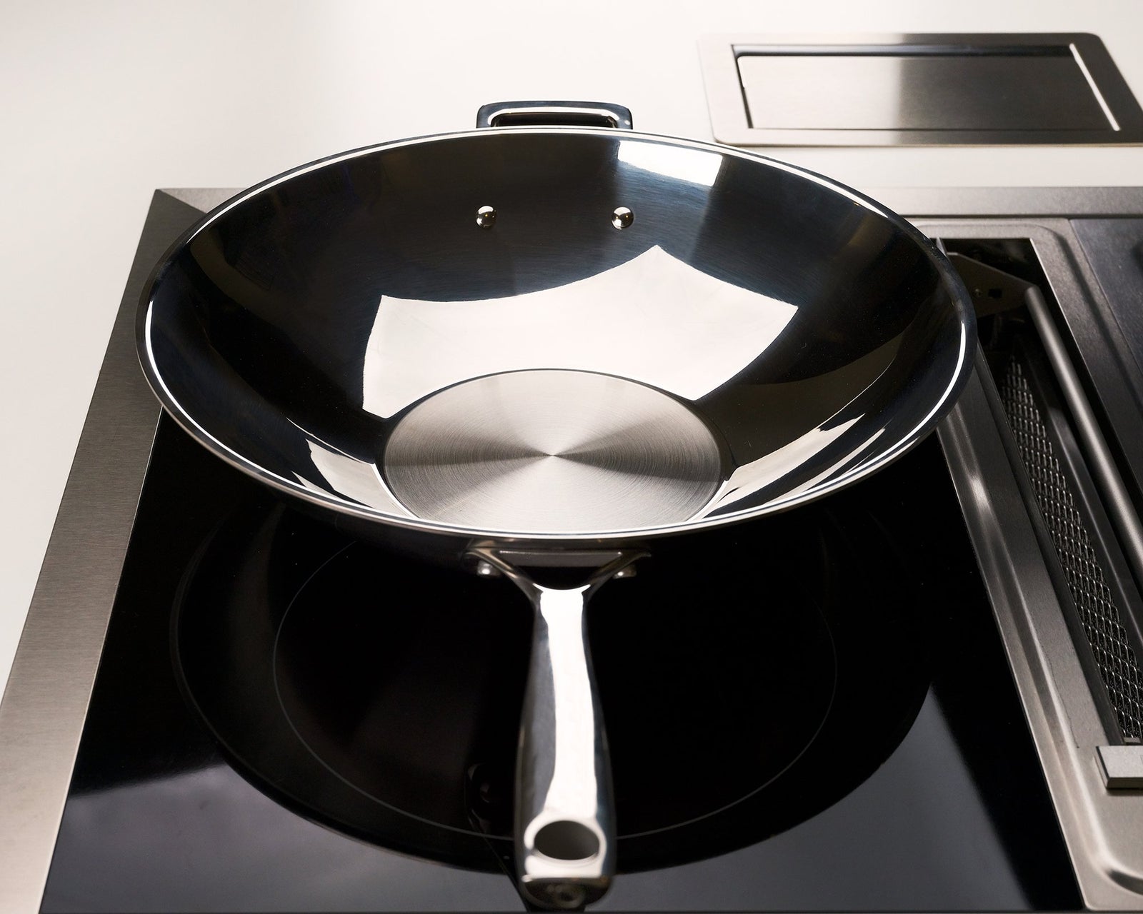 Laden Sie das Bild in den Galerie-Viewer, Wok con nucleo in rame 36cm
