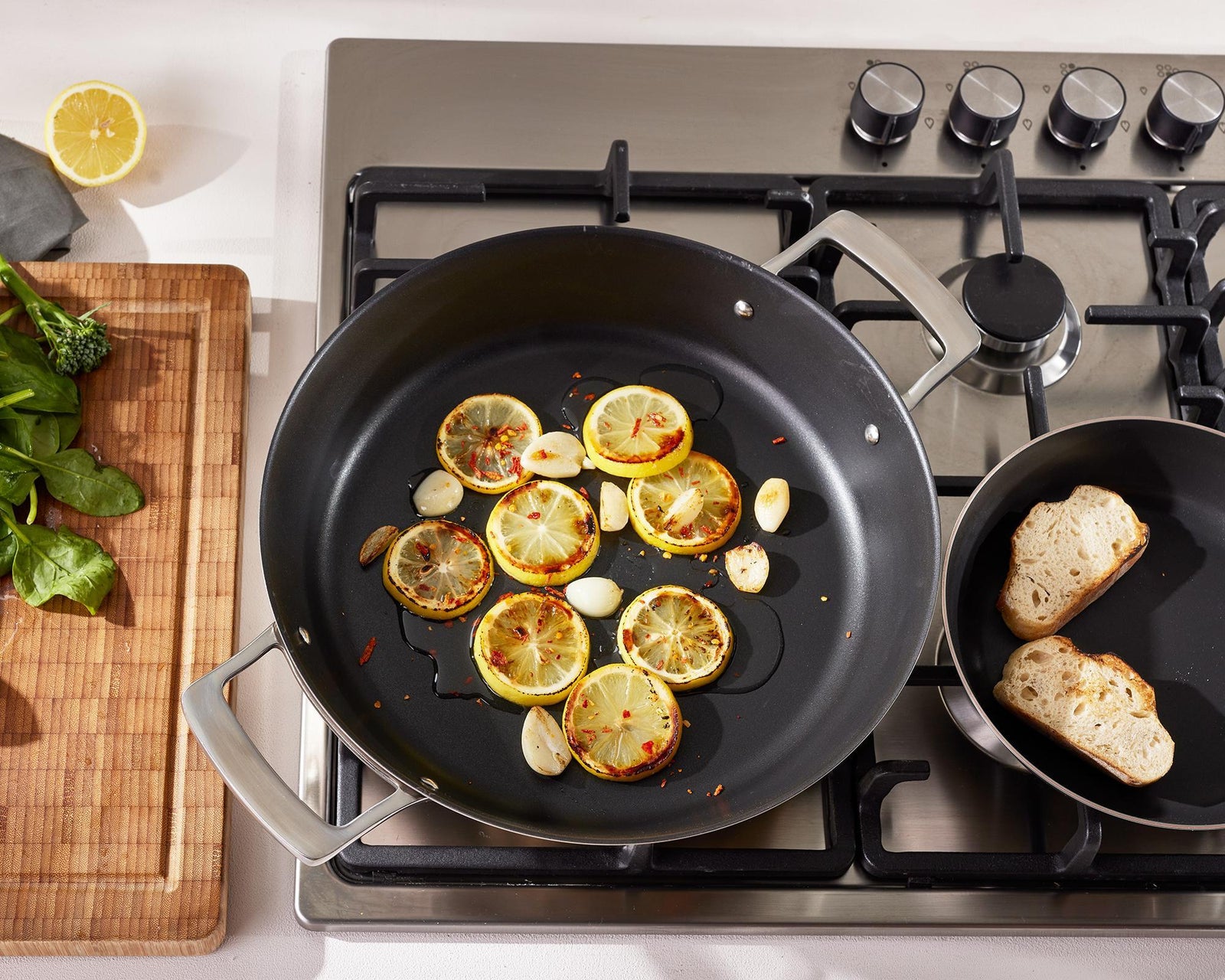 Laden Sie das Bild in den Galerie-Viewer, Padella con nucleo in rame rivestita
